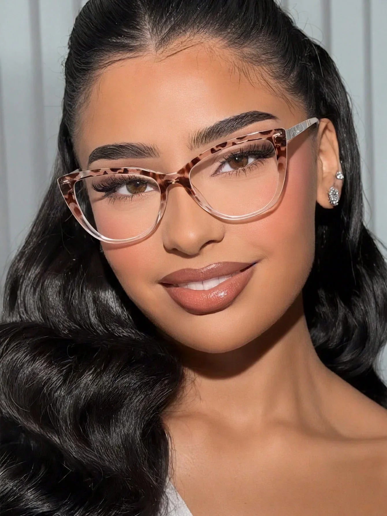 SHEIN-A pair of black cat-eye sunglasses with a polycarbonate frame - alotasawkli