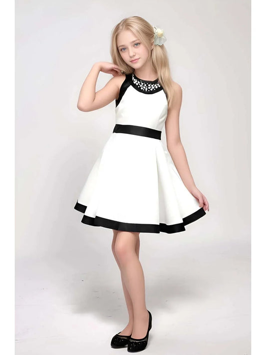 فستان ساتان أبيض للبنات بخصر مطرز باللؤلؤ وتفاصيل على الحافة - alotasawkli