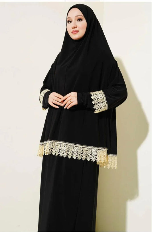 طقم إسدال صلاة ملكي قطعتين - مزين بالدانتيل الذهبي الفاخر - alotasawkli