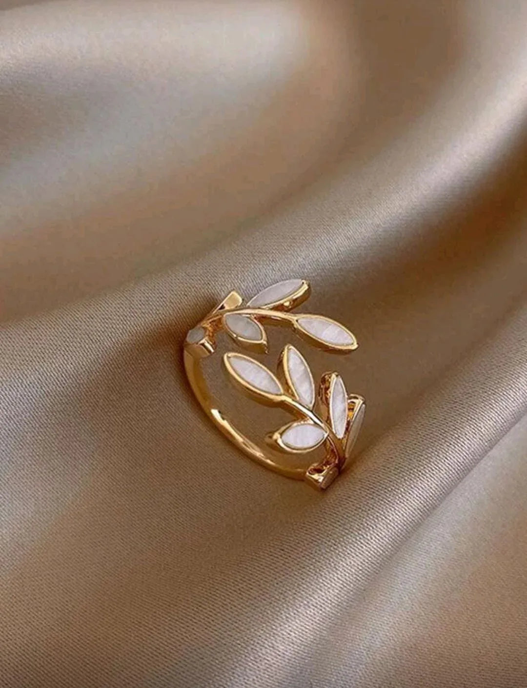 خاتم قابل للتعديل بتصميم أوراق الصفصاف - alotasawkli