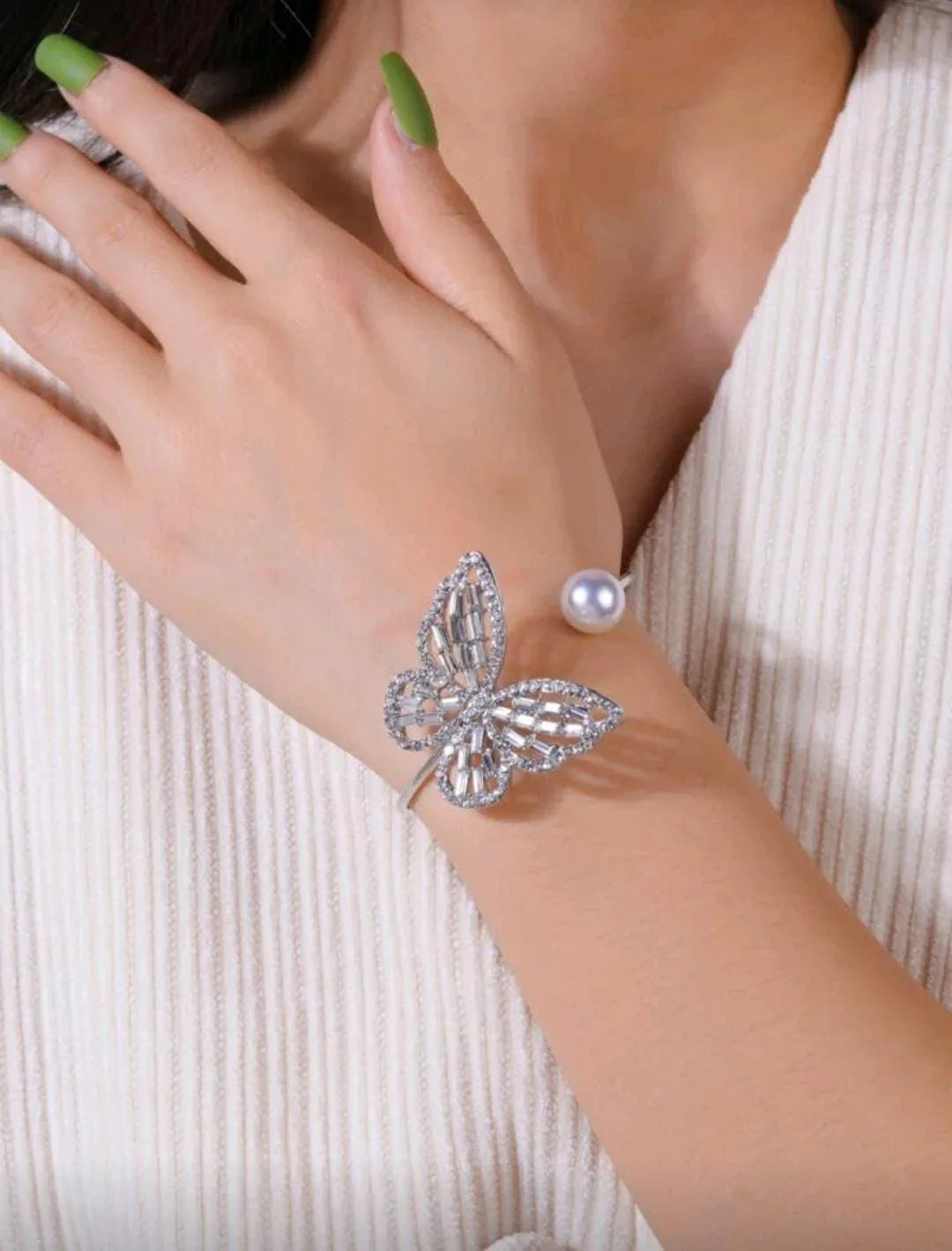 إسورة "الفراشة الكريستالية" العصرية - alotasawkli