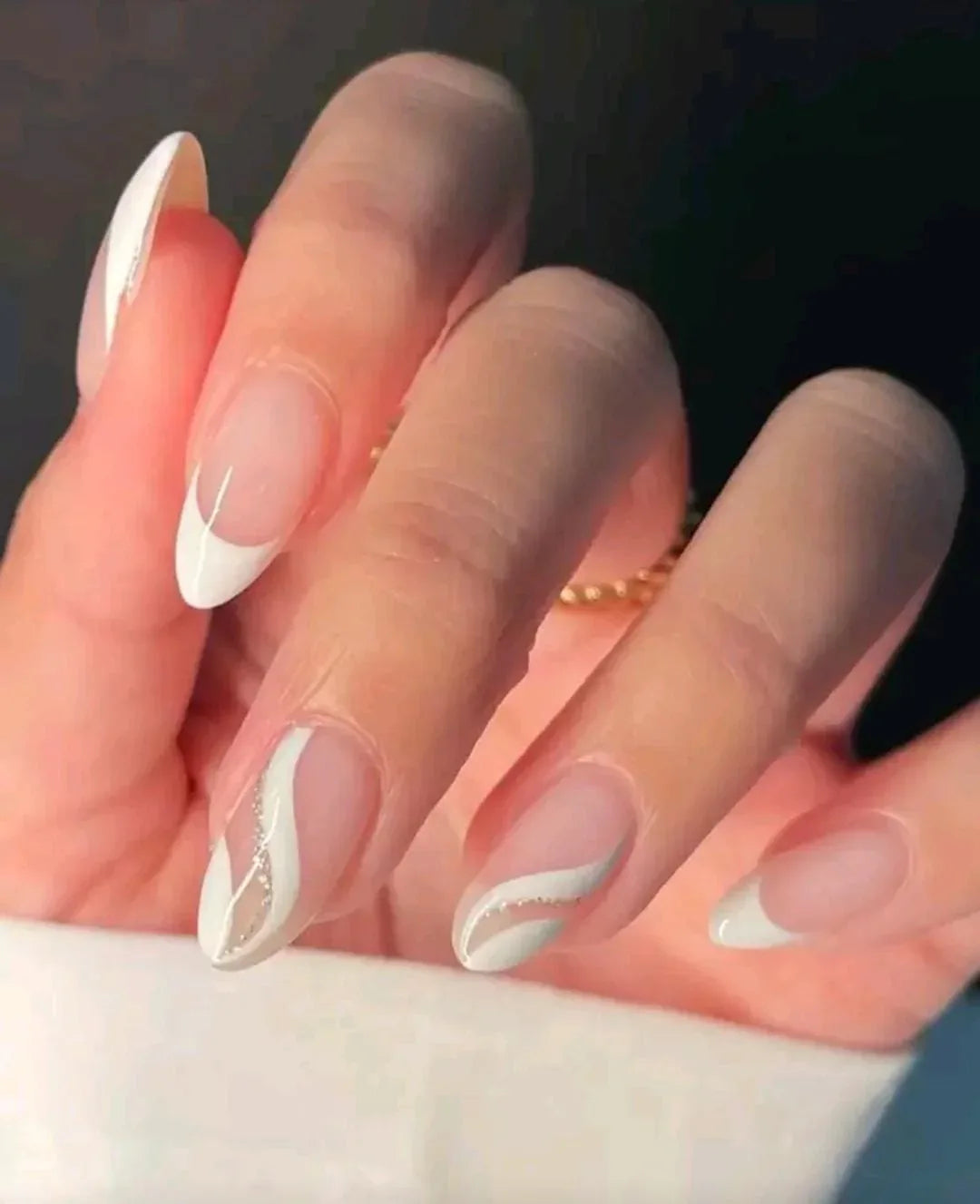 طقم الأظافر "التموجات البيضاء - alotasawkli