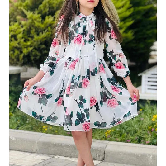 فستان أبيض مطوي بتفاصيل ربطة عنق وزهور للبنات - alotasawkli