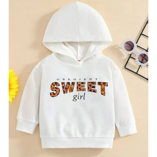 كنزة صوفية بناتي بقلنسوة وطبعة "Sweet Girl" باللون الأبيض - alotasawkli