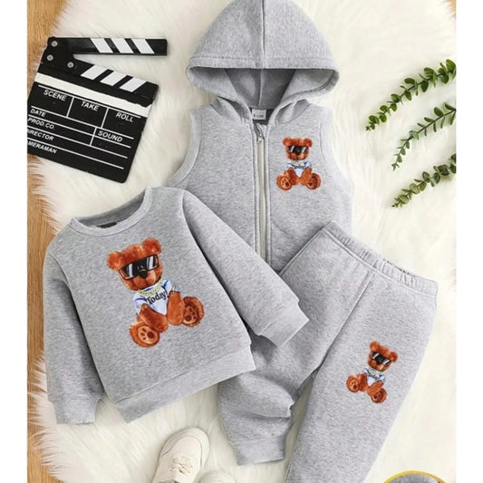 طقم للأولاد من 3 قطع: سترة صوفية بطبعة دب رمادي وسروال جوجر بسحاب - alotasawkli