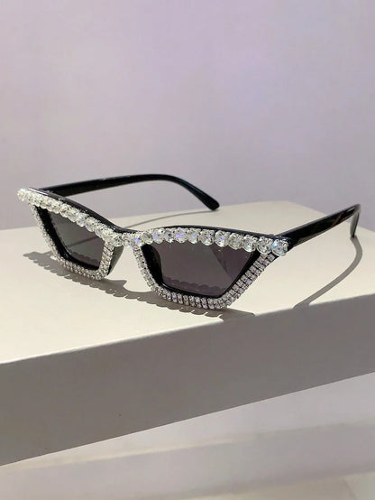 SHEIN-A single pair of women's sunglasses with a black cat-eye frame adorned with rhinestones - alotasawkli