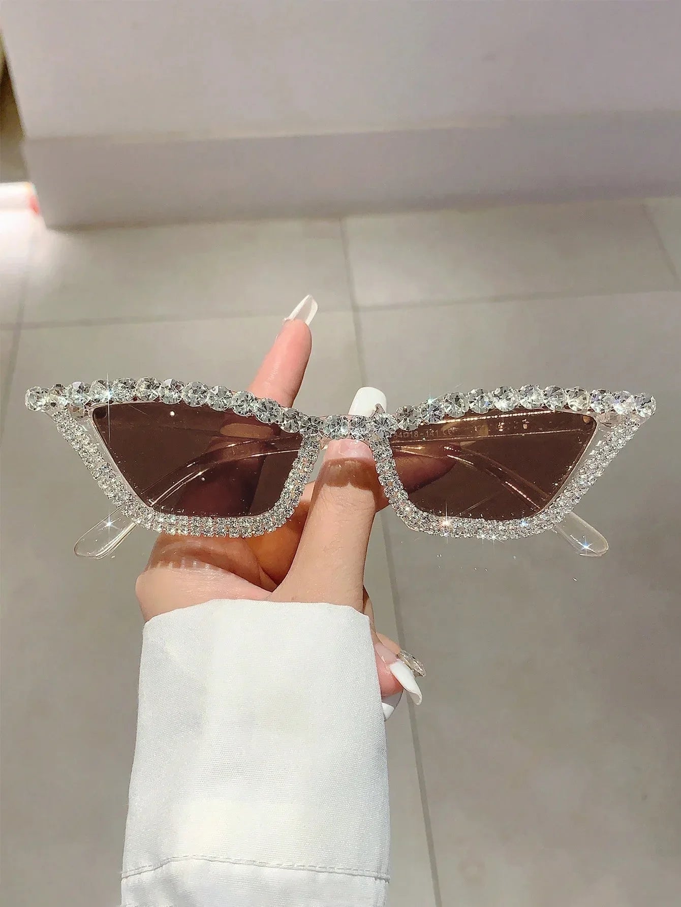 SHEIN-A single pair of women's sunglasses with a black cat-eye frame adorned with rhinestones - alotasawkli