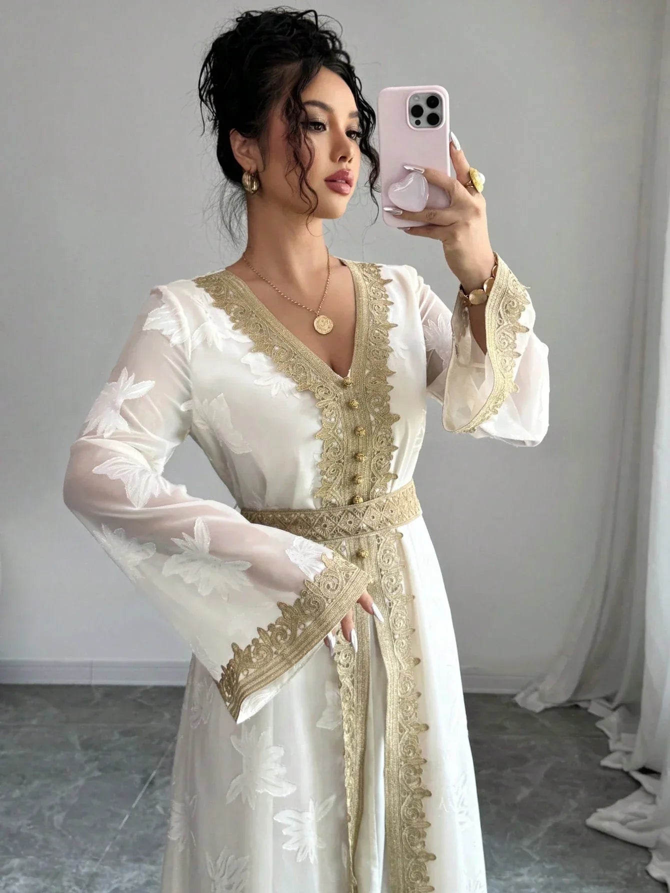 Rafferiza فستان للنساء ذو فتحة رقبة على شكل حرف V وأكمام طويلة مزخرف بلوحات من الدانتيل الذهبية الزهري - alotasawkli