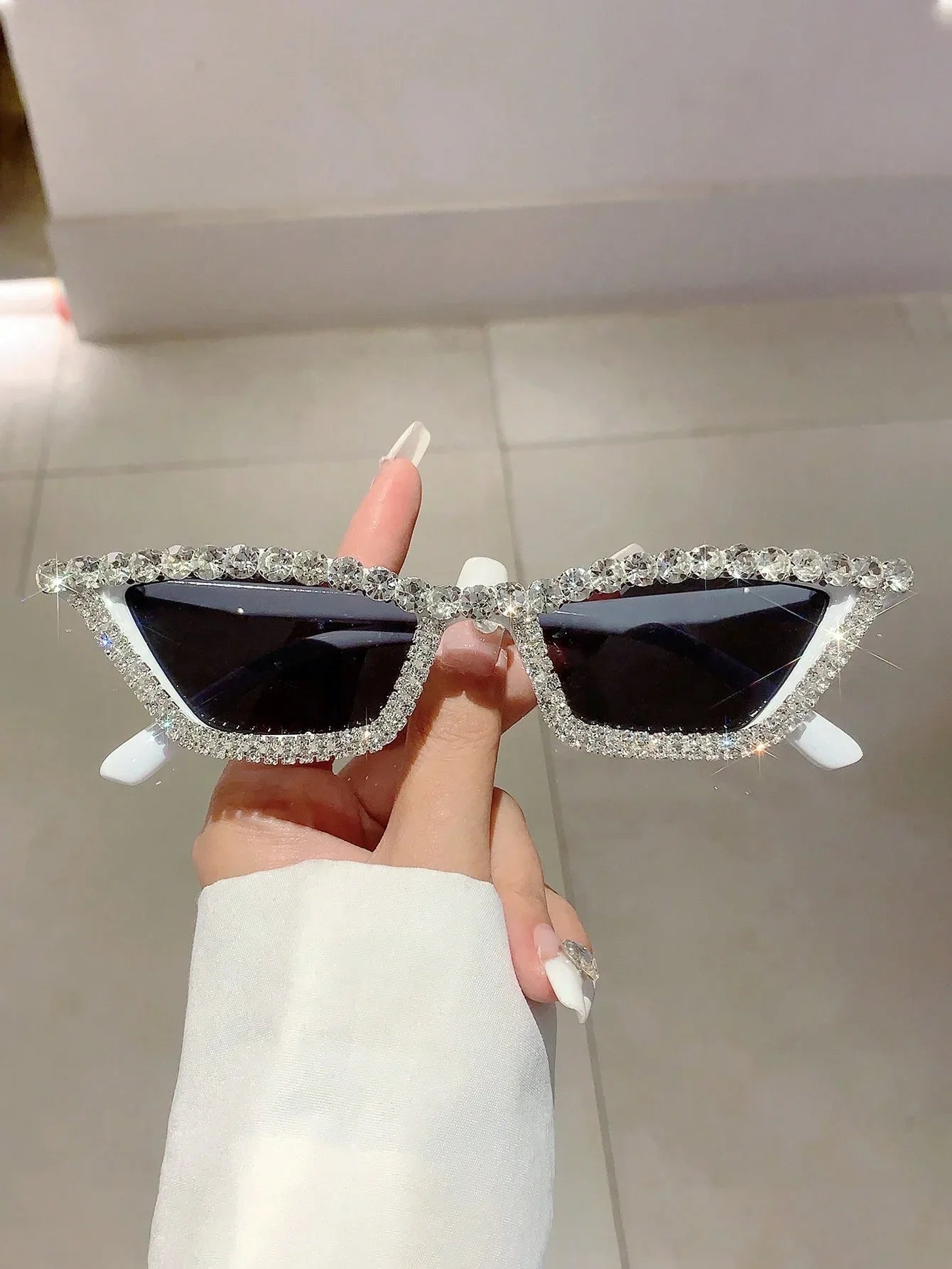 SHEIN-A single pair of women's sunglasses with a black cat-eye frame adorned with rhinestones - alotasawkli