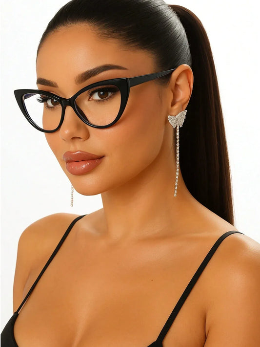 SHEIN-A pair of black cat-eye sunglasses with a polycarbonate frame - alotasawkli