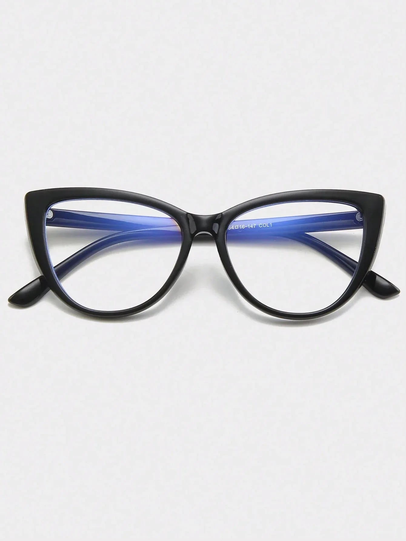 SHEIN-A pair of black cat-eye sunglasses with a polycarbonate frame - alotasawkli