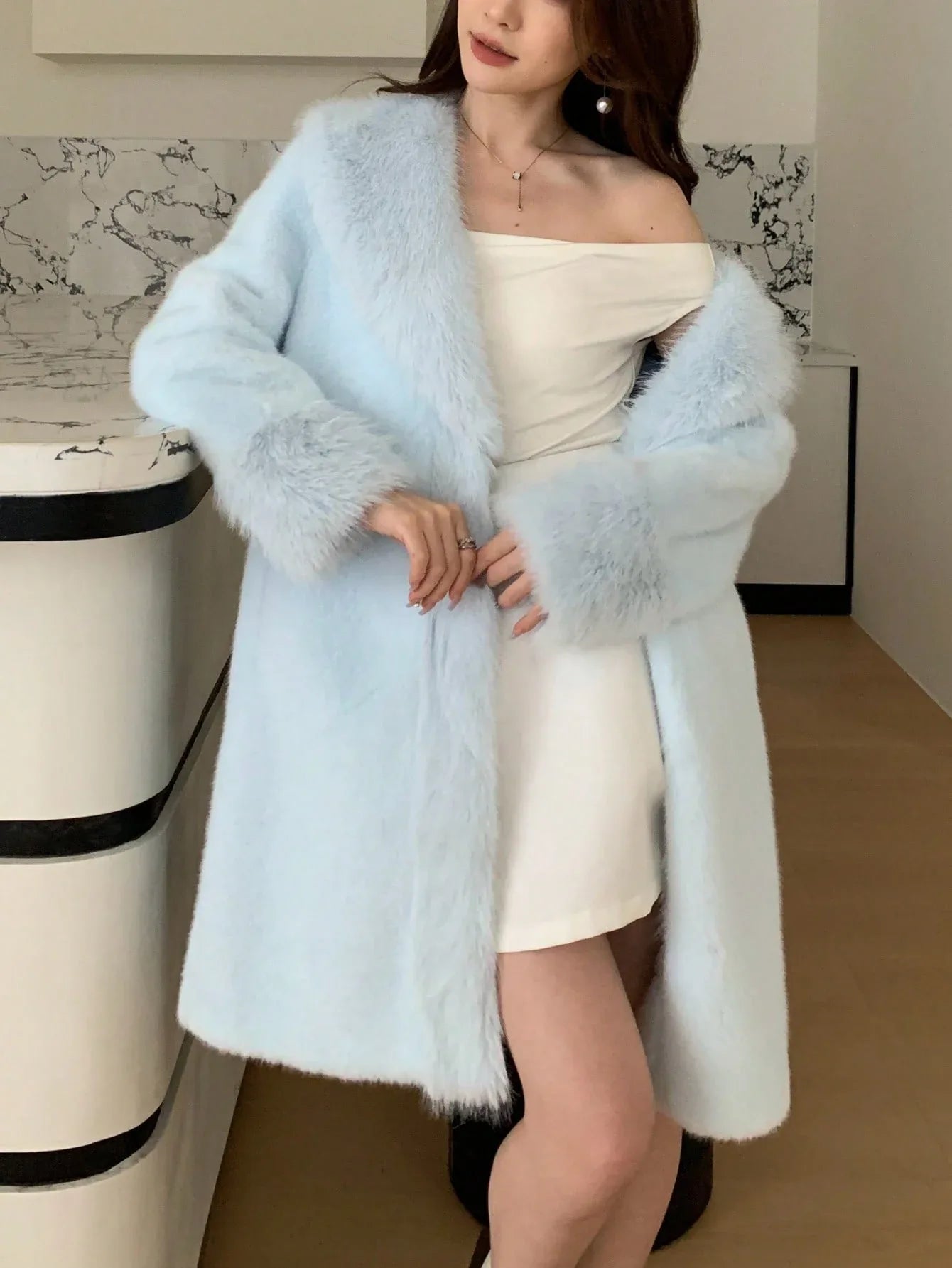 SHEIN-A luxurious, solid-color faux fur coat with a long collar - alotasawkli