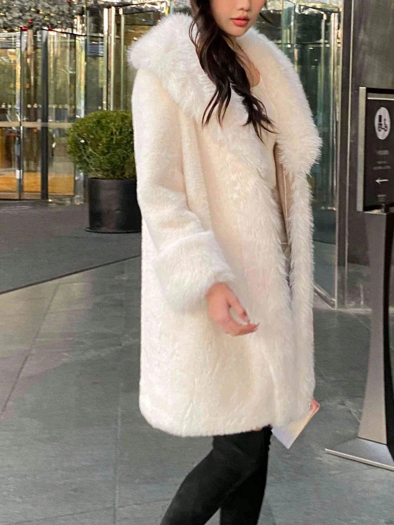 SHEIN-A luxurious, solid-color faux fur coat with a long collar - alotasawkli