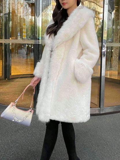 SHEIN-A luxurious, solid-color faux fur coat with a long collar - alotasawkli