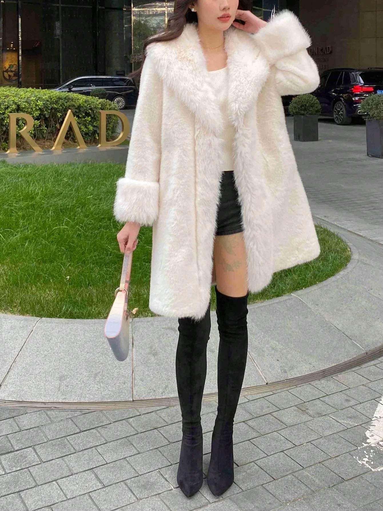 SHEIN-A luxurious, solid-color faux fur coat with a long collar - alotasawkli