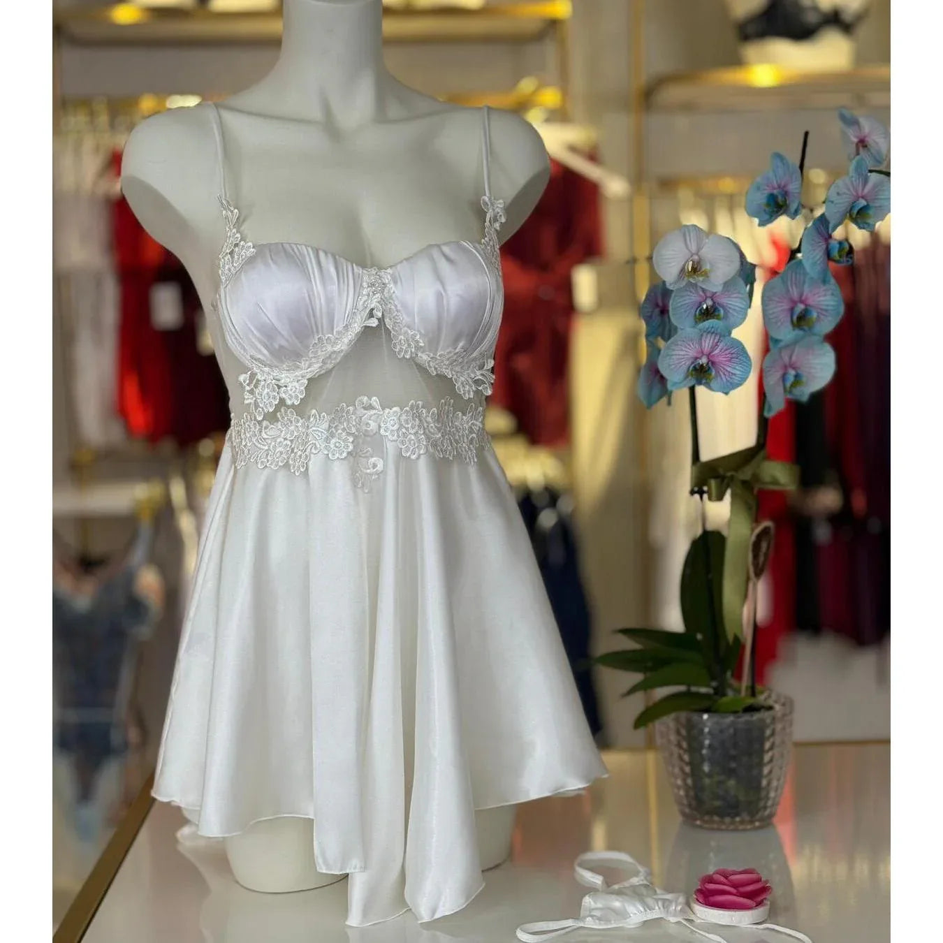 فستان ليلي من الساتان الدقيق وال دانتيل الأبيض "Honeymoon Touch" 6890 - alotasawkli