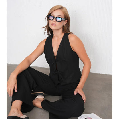 طقم ملابس VOLT للنساء: بنطلون وسترة بتفاصيل فيونكة من الكتان - alotasawkli