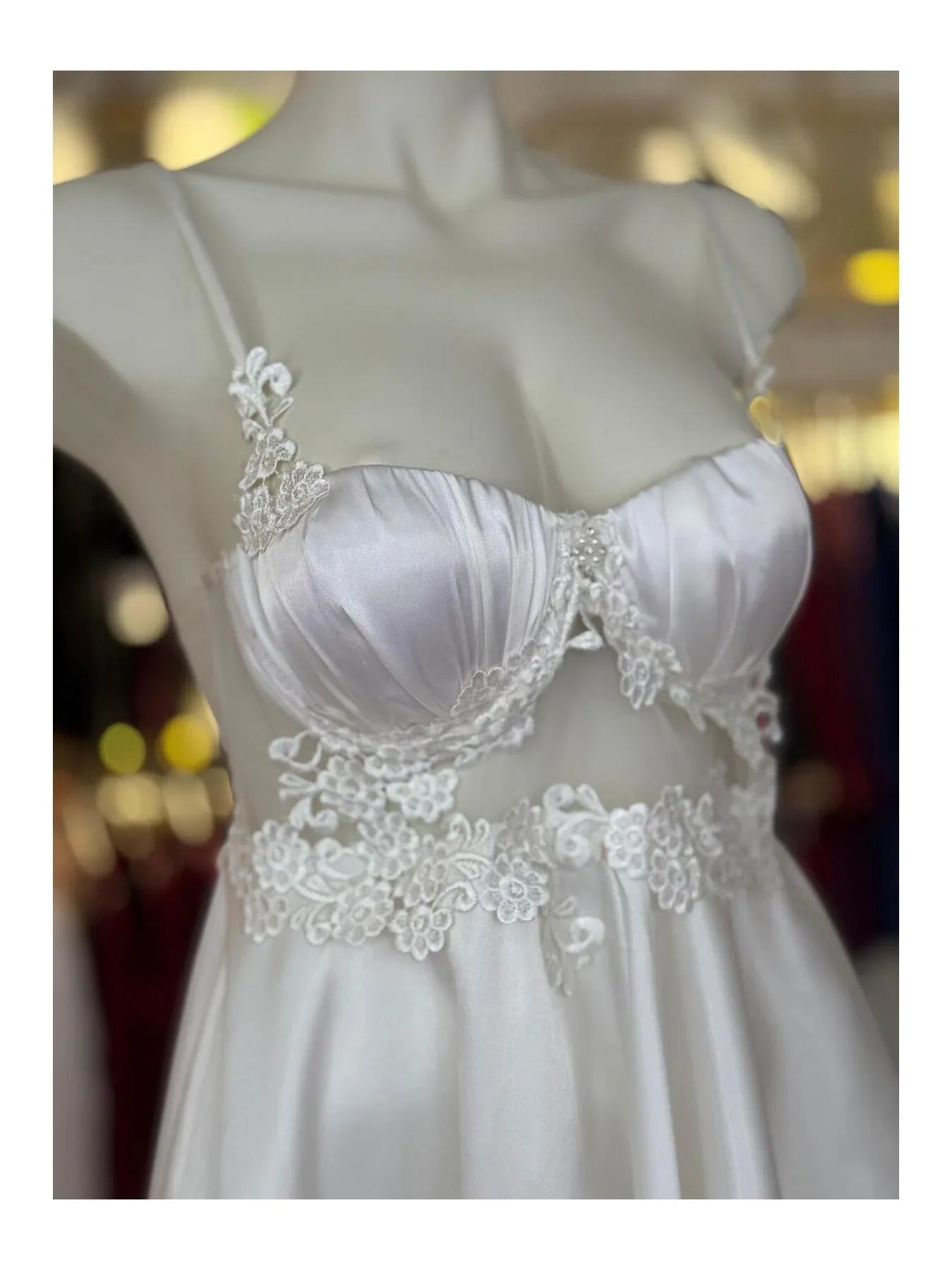 فستان ليلي من الساتان الدقيق وال دانتيل الأبيض "Honeymoon Touch" 6890 - alotasawkli