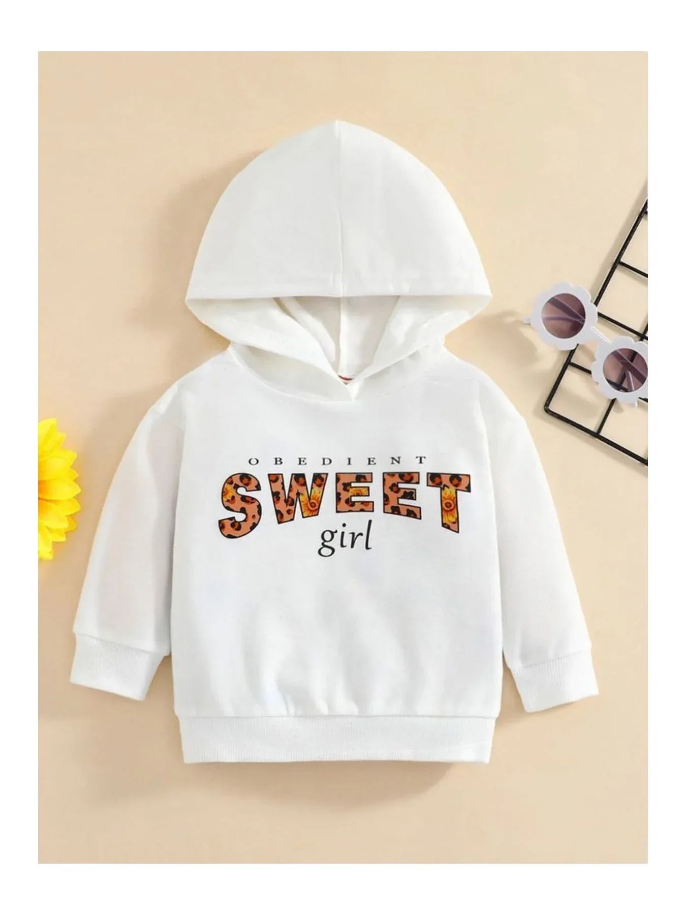 كنزة صوفية بناتي بقلنسوة وطبعة "Sweet Girl" باللون الأبيض - alotasawkli
