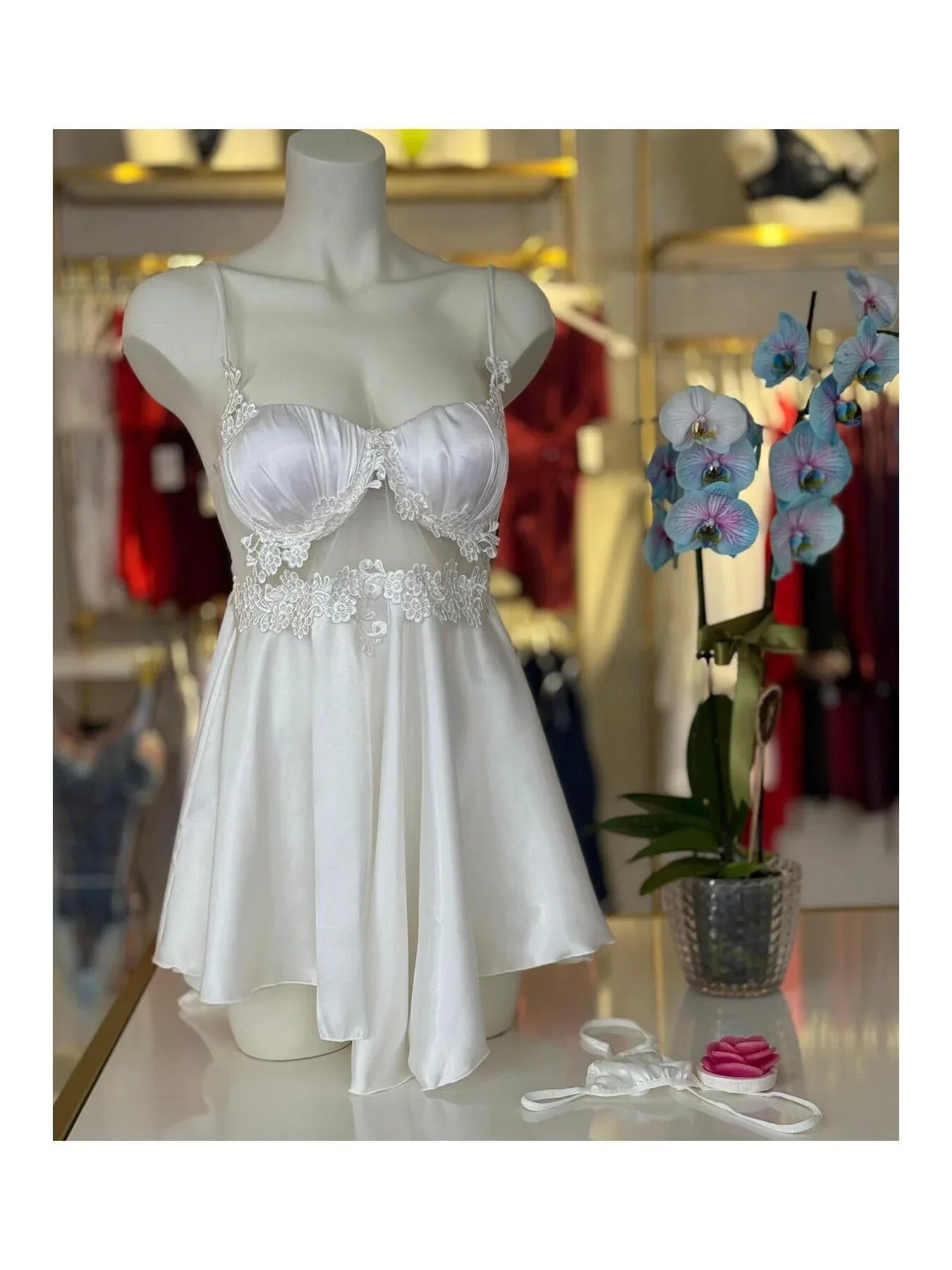 فستان ليلي من الساتان الدقيق وال دانتيل الأبيض "Honeymoon Touch" 6890 - alotasawkli
