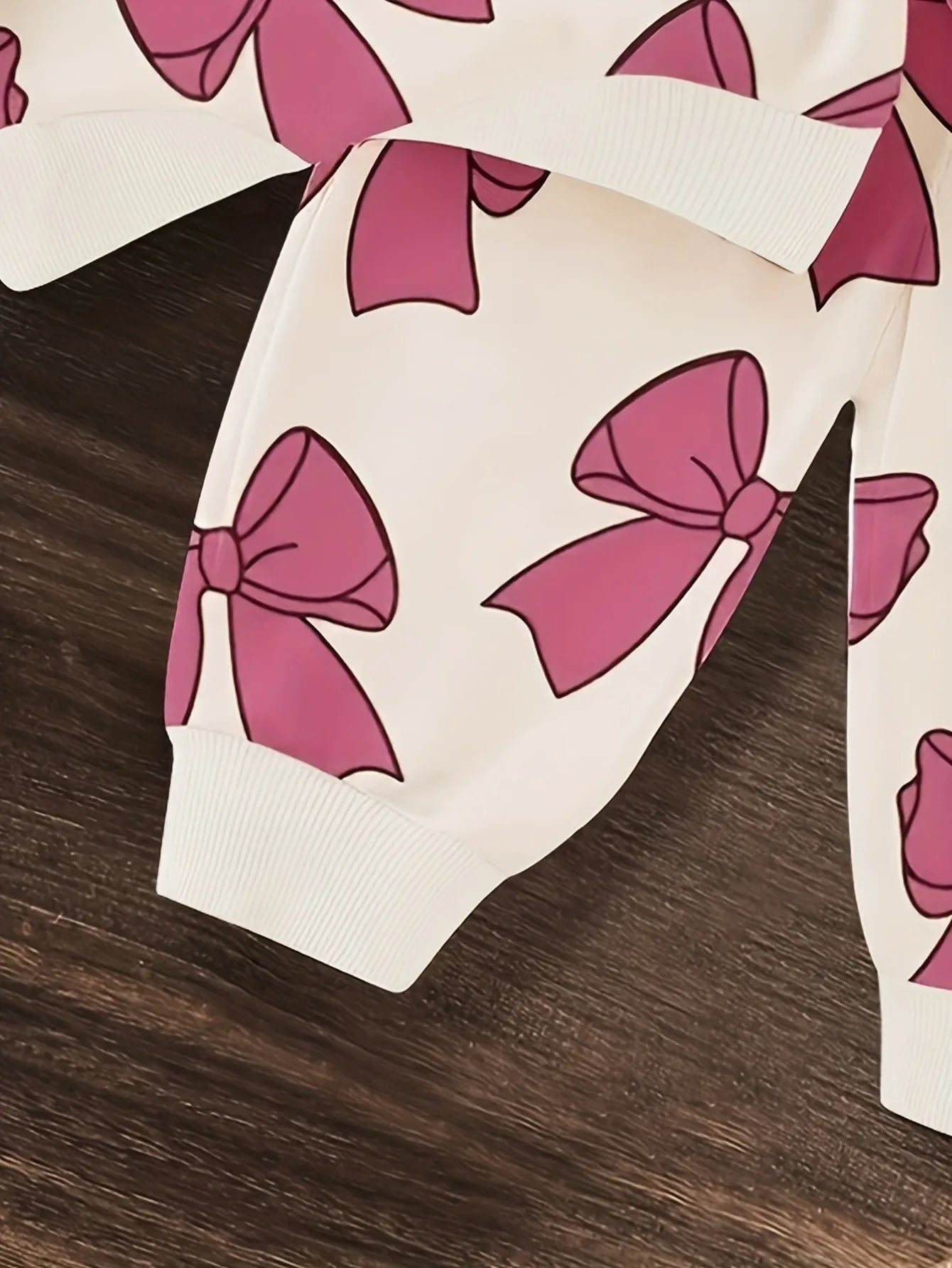 A Cute Cartoon Long-Sleeve Top with a Bow Pattern And Matching Long Pants Set for Baby Girls, Perfect for Outdoor Wear. - alotasawkli