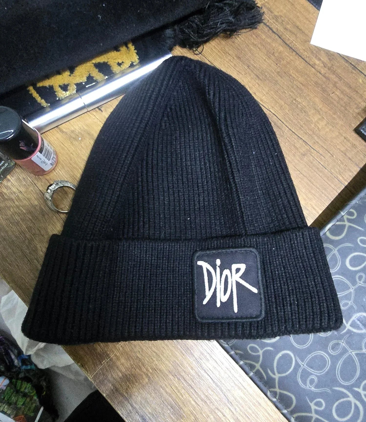 قبعة شتوية صوف (Beanie) ناعمة بشعار عصري - أسود ملكي. - alotasawkli