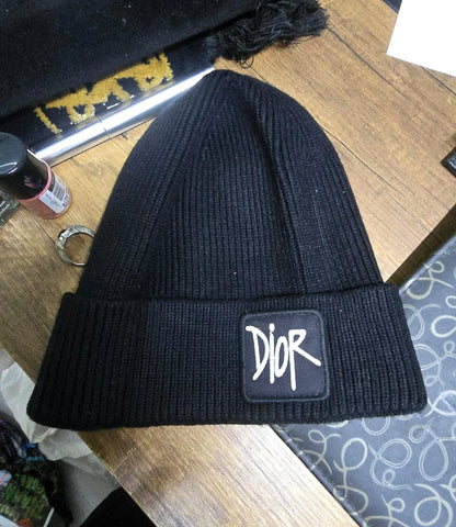 قبعة شتوية صوف (Beanie) ناعمة بشعار عصري - أسود ملكي. - alotasawkli