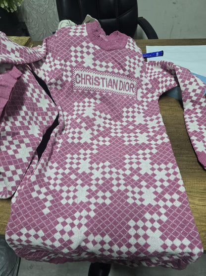 فستان "ديور" صوف محبوك بنمط هندسي ولون وردي - إطلالة راقية وعصرية - alotasawkli