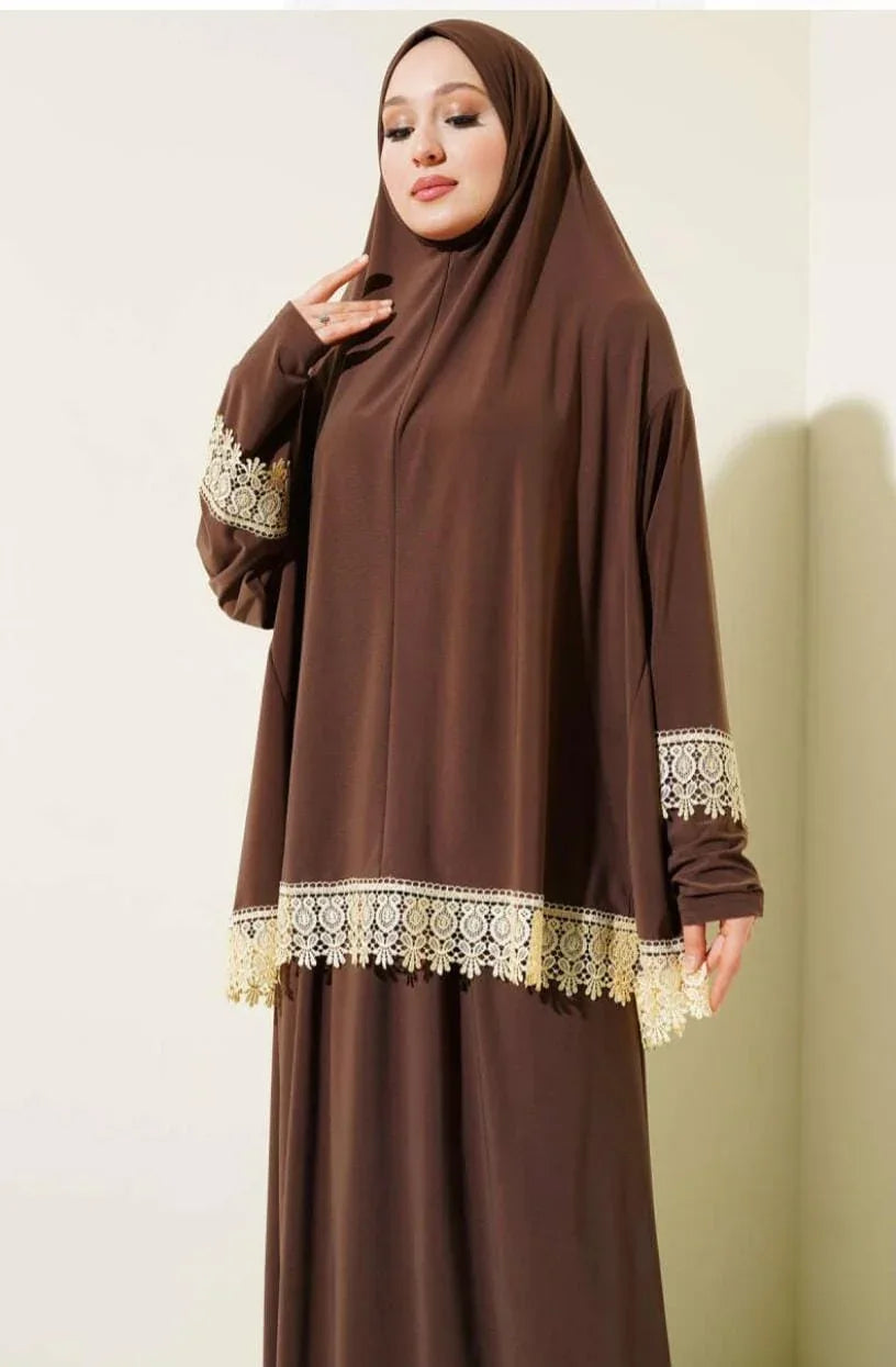 طقم إسدال صلاة ملكي قطعتين - مزين بالدانتيل الذهبي الفاخر - alotasawkli