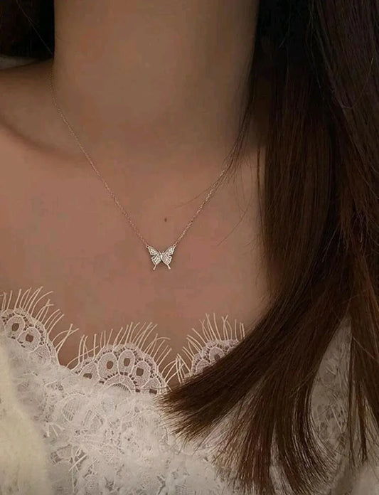 قلادة "فراشة الرقة" الناعمة - alotasawkli