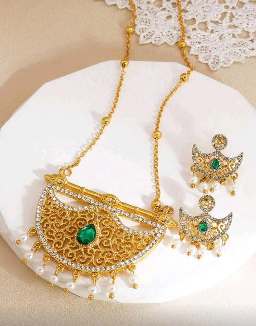 طقم "الفخامة التراثية" المرصع بالأخضر - alotasawkli