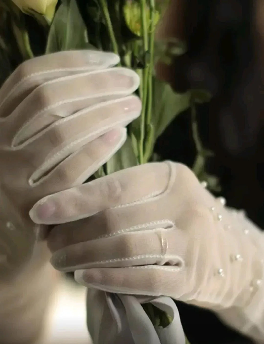 قفازات "تول الأوركيد" المرصعة باللؤلؤ - alotasawkli