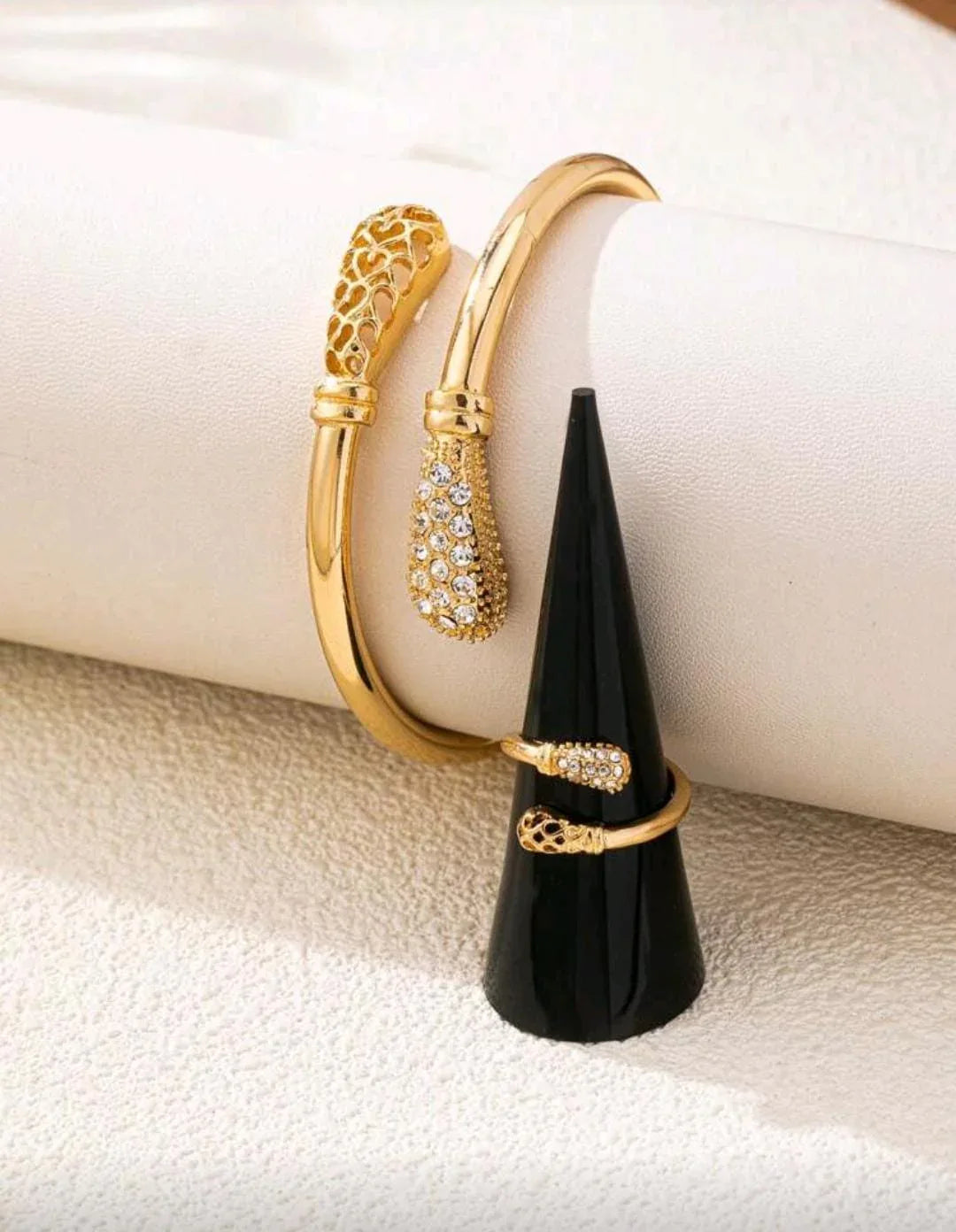 طقم سوار وخاتم ذهبي بتصميم ملكي عصري - alotasawkli