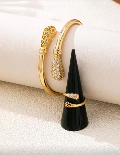 طقم سوار وخاتم ذهبي بتصميم ملكي عصري - alotasawkli