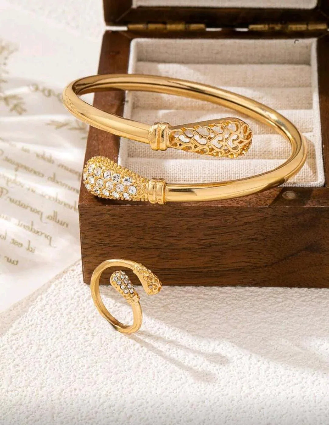 طقم سوار وخاتم ذهبي بتصميم ملكي عصري - alotasawkli