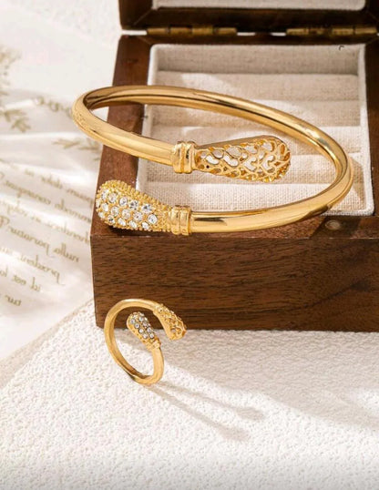 طقم سوار وخاتم ذهبي بتصميم ملكي عصري - alotasawkli