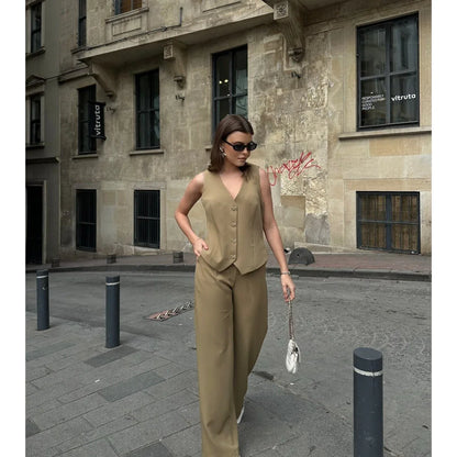 VOLT CLOTHING طقم جاكيت نسائي من قماش مزدوج مع شريط وأزرار ذهبية مفصلة - alotasawkli