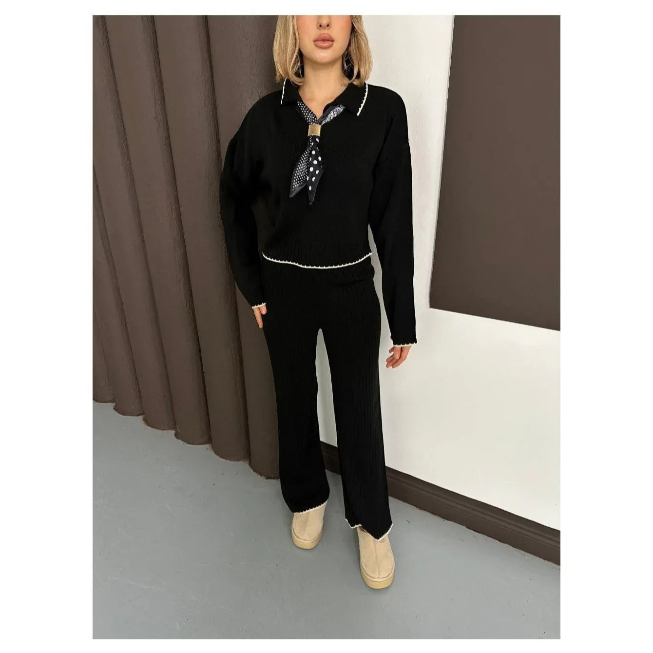 طقم نسائي: وشاح، بلوزة سويتير مفصلة، وبنطلون - alotasawkli