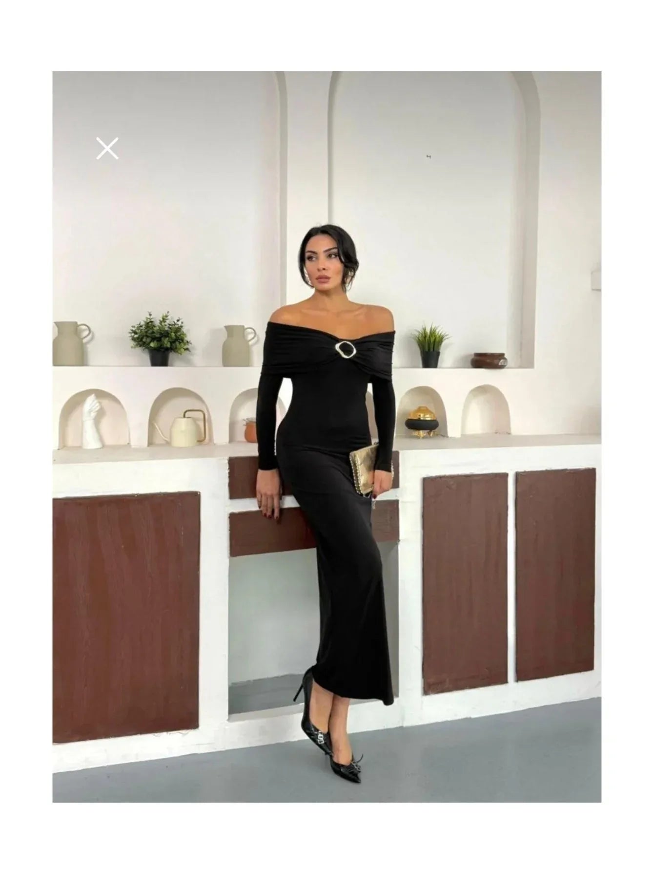 فستان نسائي أسود مزين بإكسسوارات مفصلة - alotasawkli