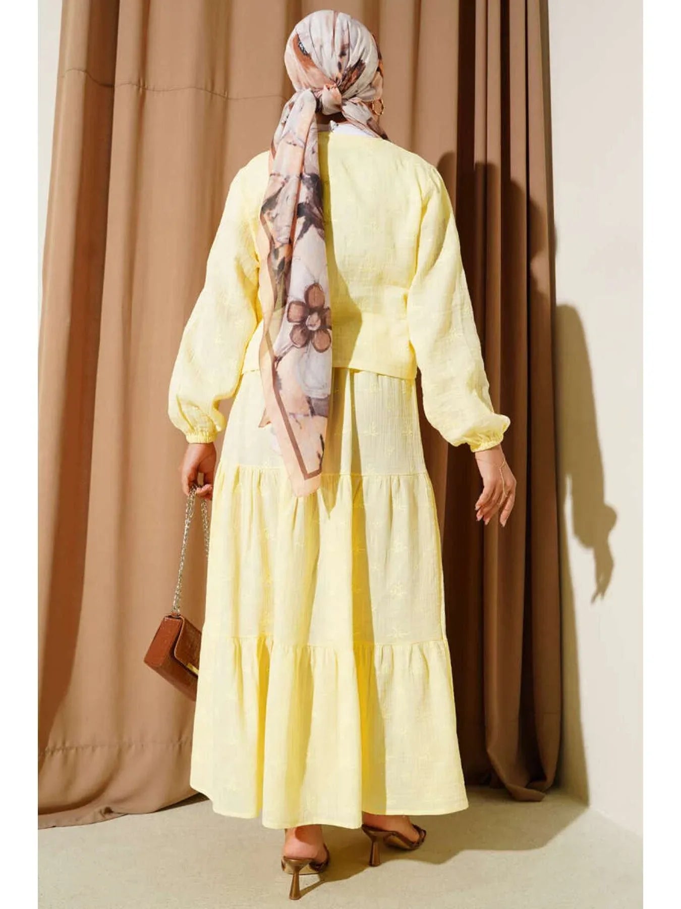 طقم VOLT CLOTHING قطعتين بنطلون وتنورة مطرزة بتصميم أوراق الزهور - alotasawkli