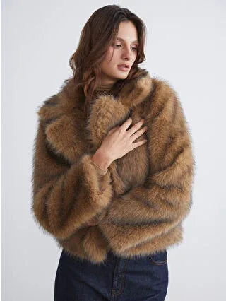 Brown Collar Women's Fur Coat - alotasawkli
