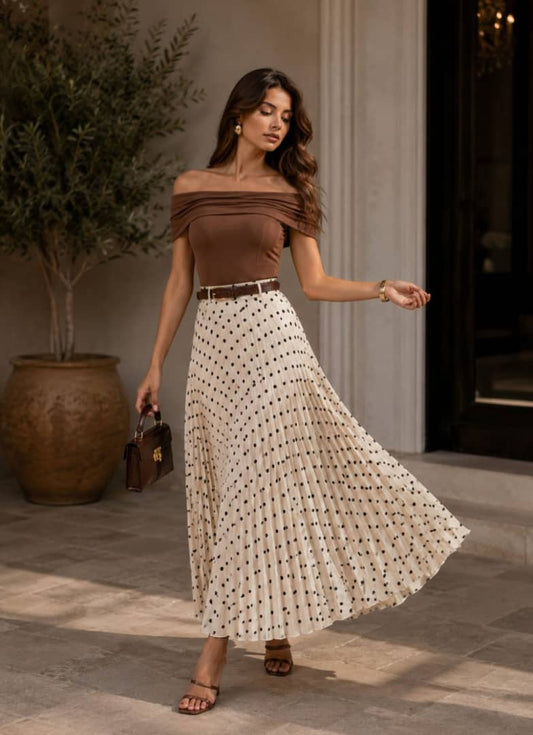 An elegant skirt with a flowing cut and soft pleats that gives you freedom of movement and a comfortable look.