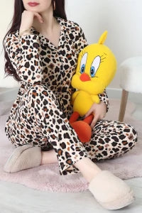 طقم بيجاما بأزرار من جلد الغزال الصناعي باللون العنابي